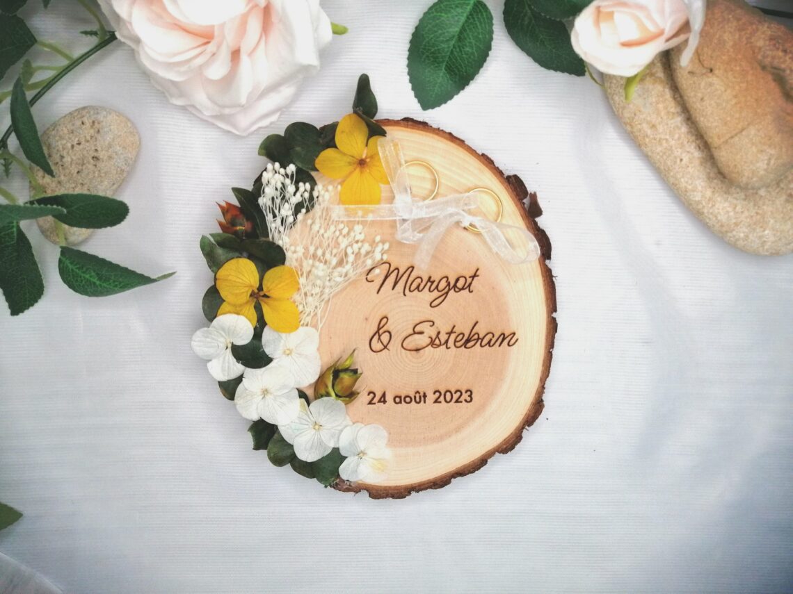 Porte Alliances en bois avec décoration florale pour mariage champêtre