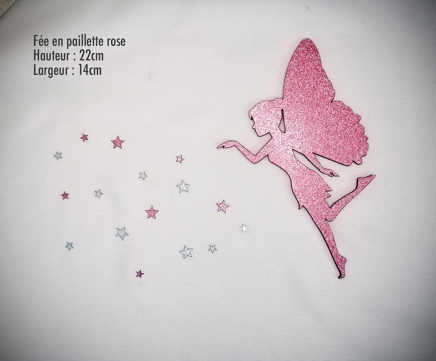 Fée en bois recouverte de paillettes roses