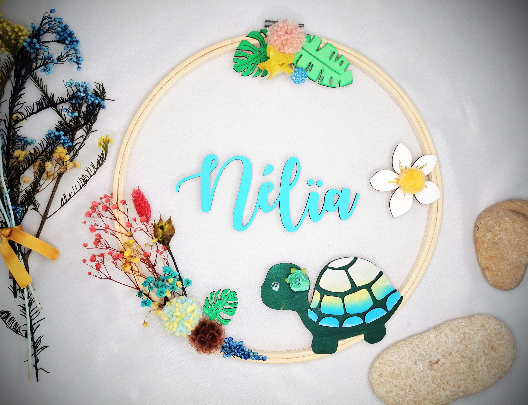 Prénom en bois sur couronne tropicale