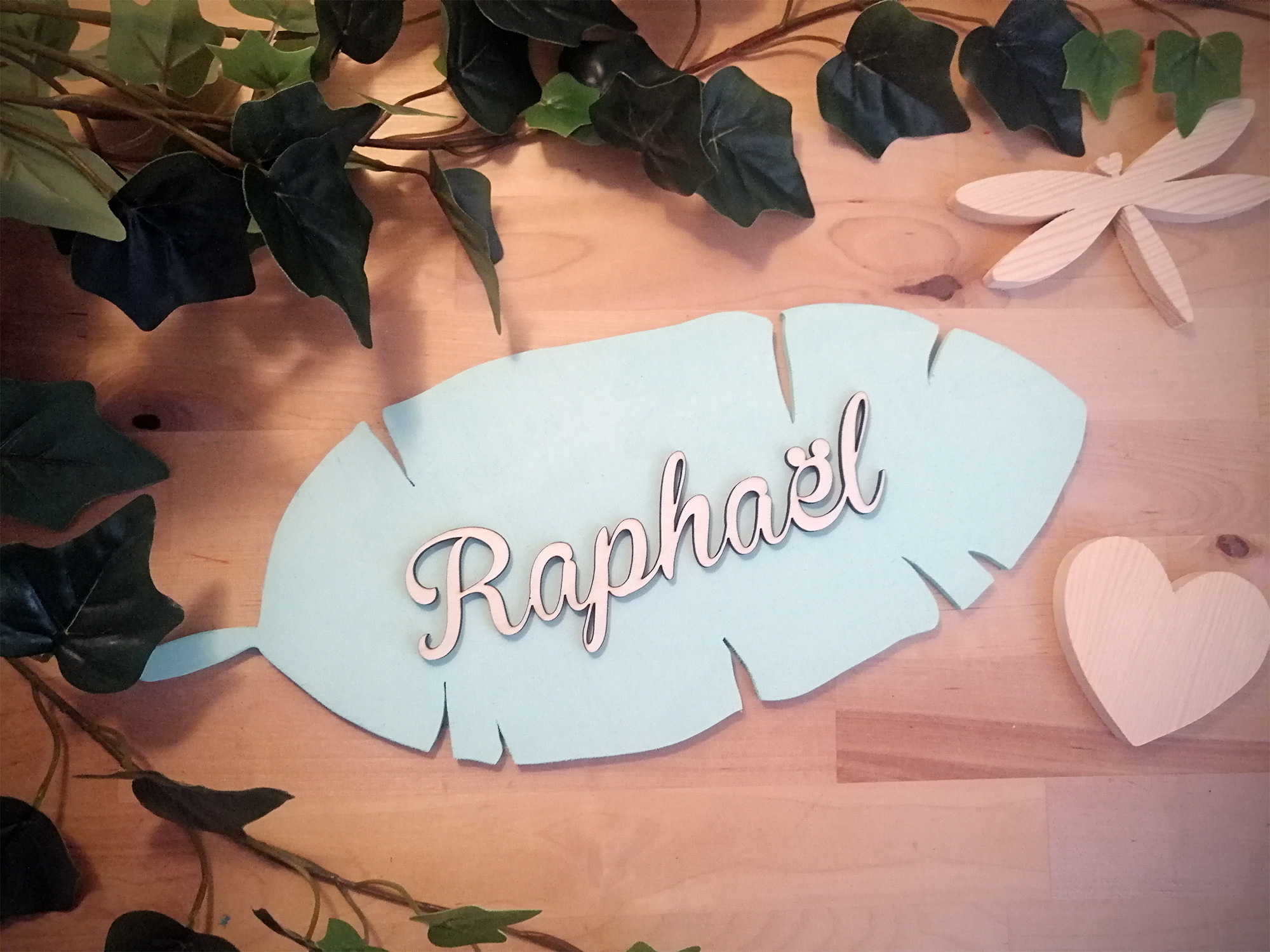 Prénom en bois sur feuille de bananier