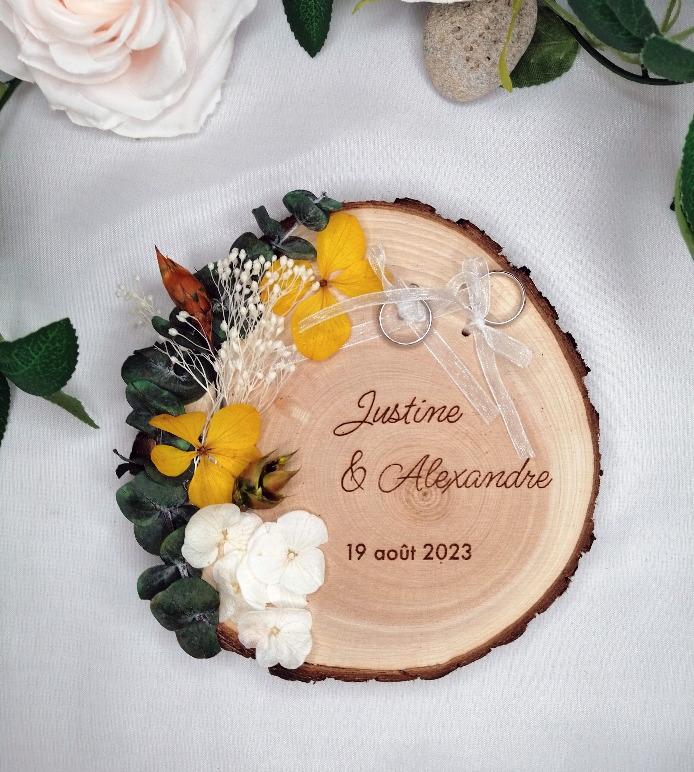 Porte Alliances en bois avec décoration florale pour mariage champêtre et bohème