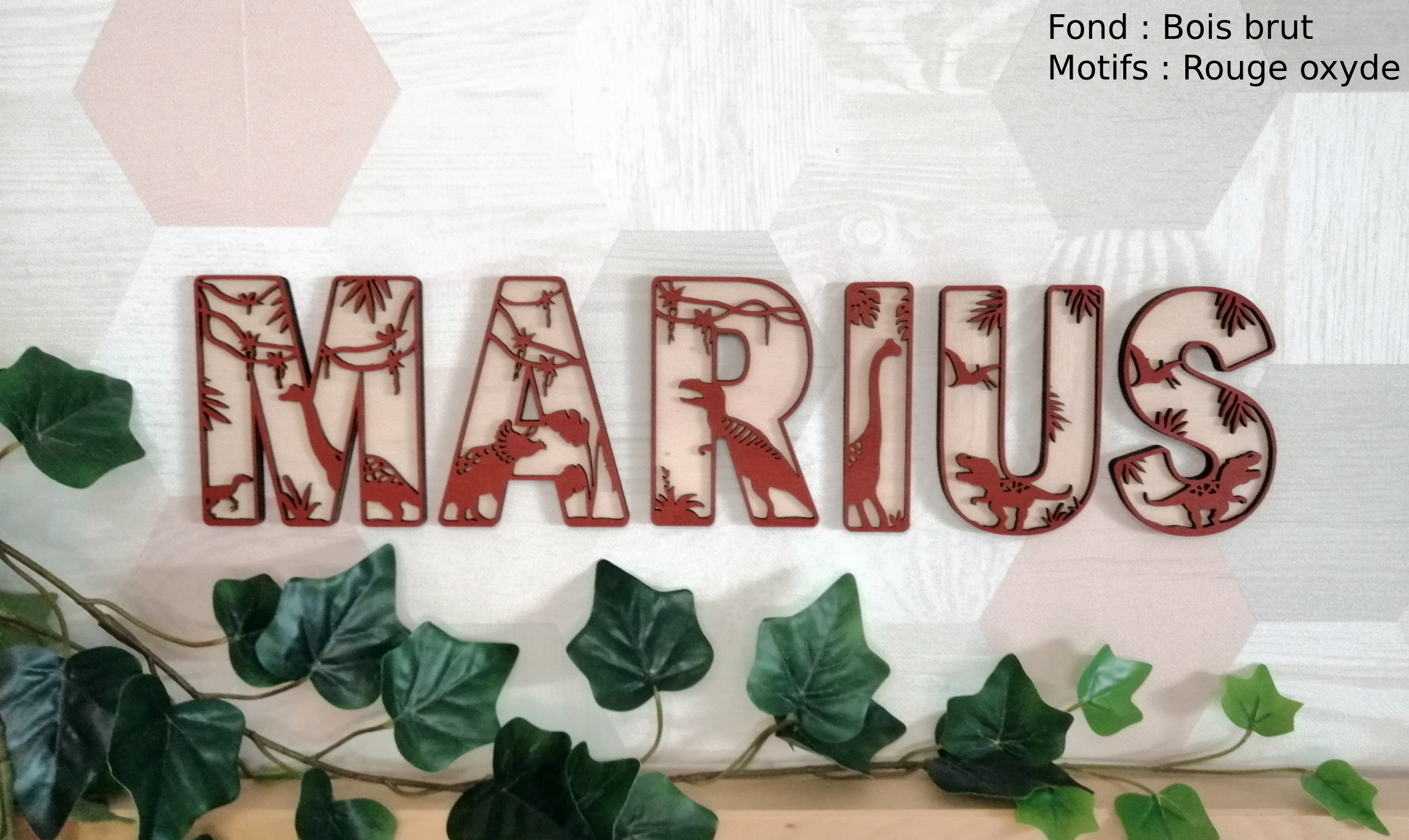 Lettre dinosaure rouge oxyde