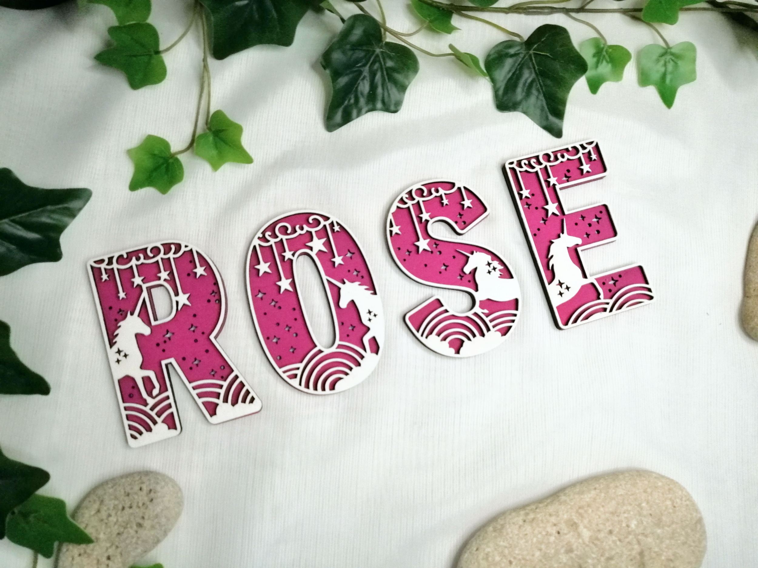 Lettre en bois Licorne rose et blanc
