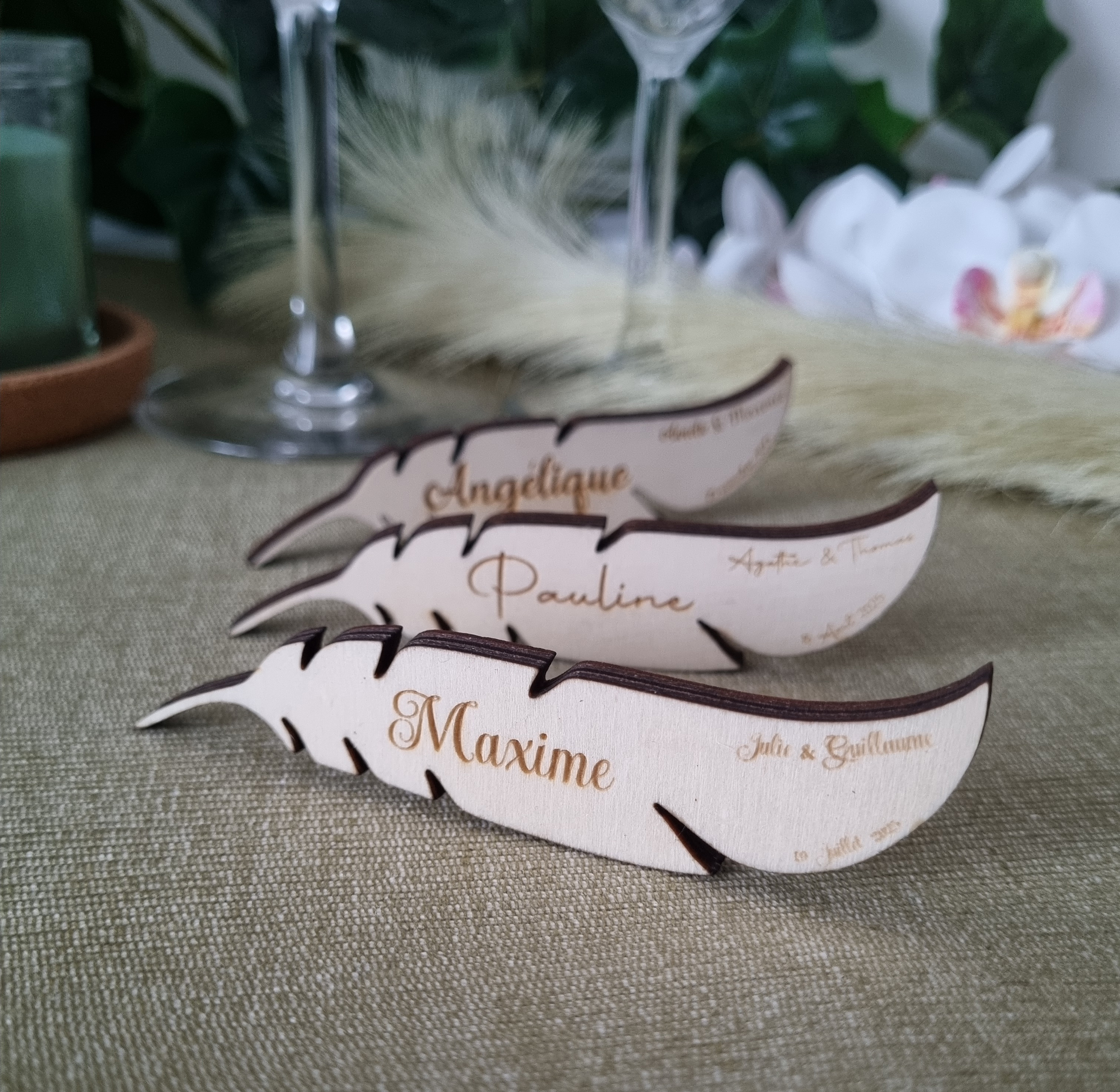 Marque place Plume en bois à personnaliser