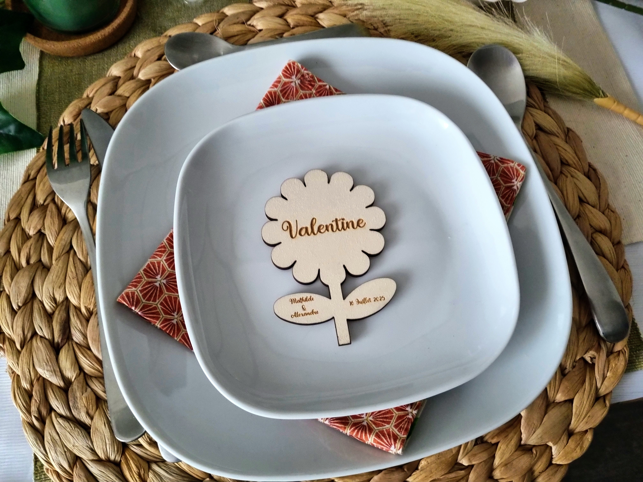 Marque place Fleur avec tige en bois à personnaliser