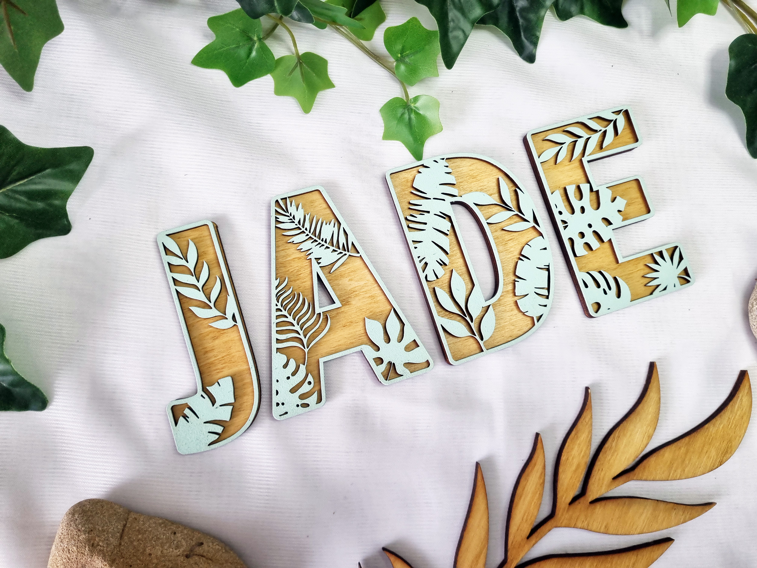 lettre-bois-feuilles-tropicales-vert-d-eau